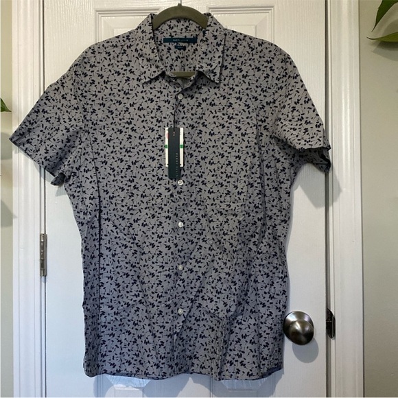 Bundle of 4 Button Down Shirts! (2 floral pattern, 1 with lightning ⚡️, 1 solid) - Picture 8 of 13